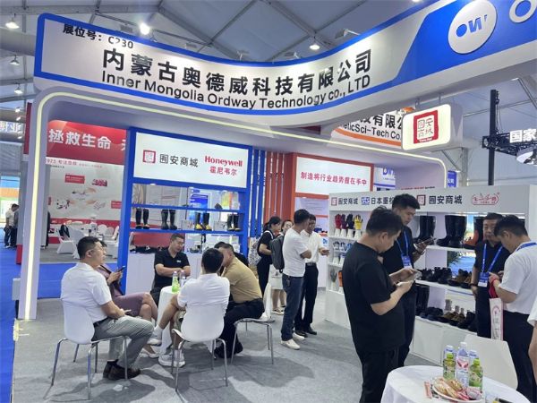 我司与经销商配合加入第19届鄂尔多斯煤博会